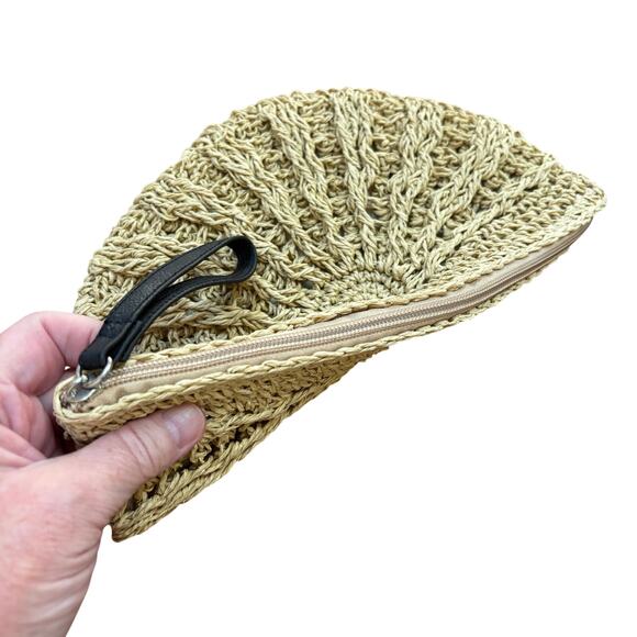 Aerie wristlet woven straw zipper top semi-circle shape casual summertime purse - Picture 3 of 8